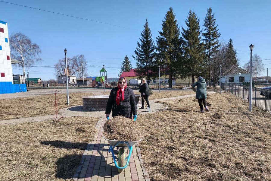 В Янтиковском муниципальном округе стартовала двухмесячная кампания по санитарной очистке и благоустройству территорий