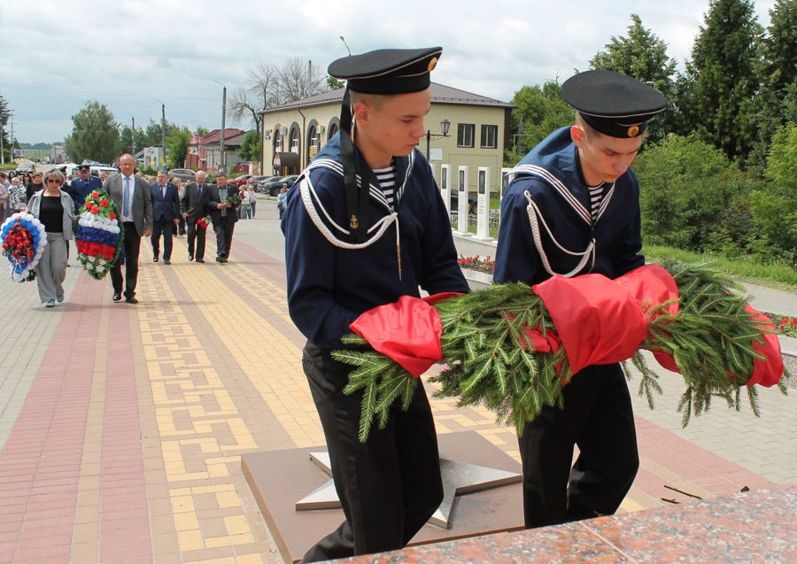 В День памяти и скорби в Порецком округе состоялось возложение венков и цветов к памятникам погибших воинов