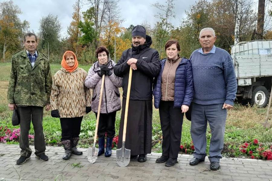 Сотрудники Красночетайского центра социального обслуживания и серебряные  волонтёры приняли участие в экологическом субботнике