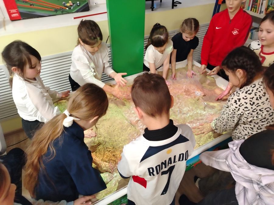 Час рисования «Рисуем на песке» в рамках клуба «ИграриУм»