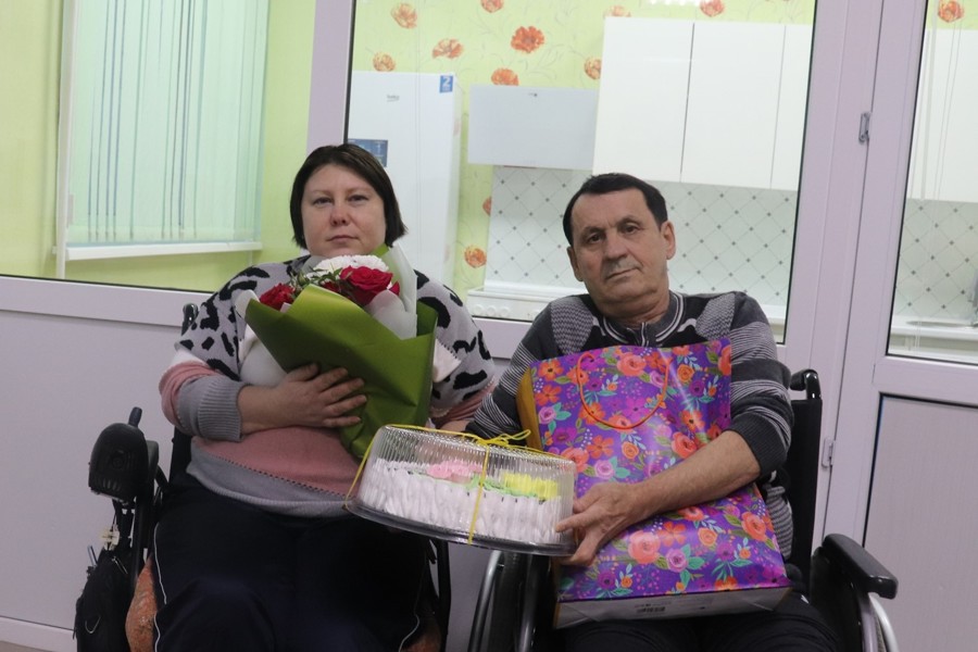 Семья Зиновьевых, жители дома-интерната, отметили годовщину свадьбы