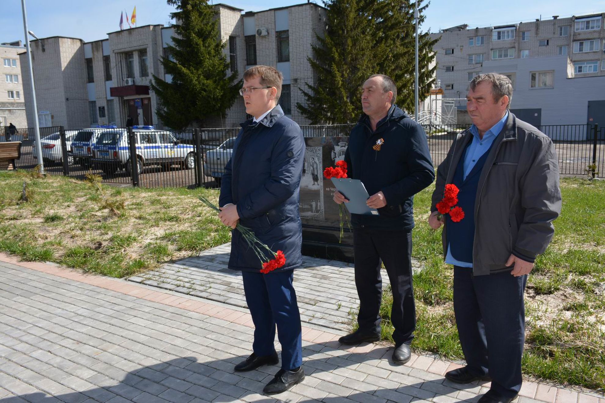 Возложение цветов в Сквере Памяти в память о чернобыльской катастрофе
