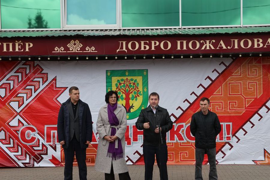 Праздник Весны и Труда: творческие коллективы и почётные гости поздравили цивилян с 1 Мая
