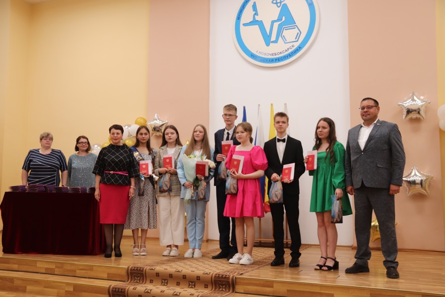 Глава администрации  города Новочебоксарска Дмитрий Пулатов поздравил выпускников 9 класса лицея №18 с получением аттестатов