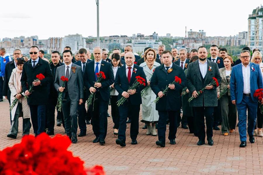 День Победы: вице-премьер Правительства Чувашии - министр здравоохранения Владимир Степанов возложил цветы к Вечному огню