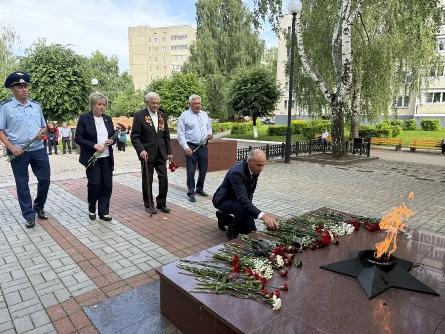 В День памяти и скорби глава Новочебоксарска Александр Алексеев возложил цветы у Вечного огня на Аллее славы ветеранов