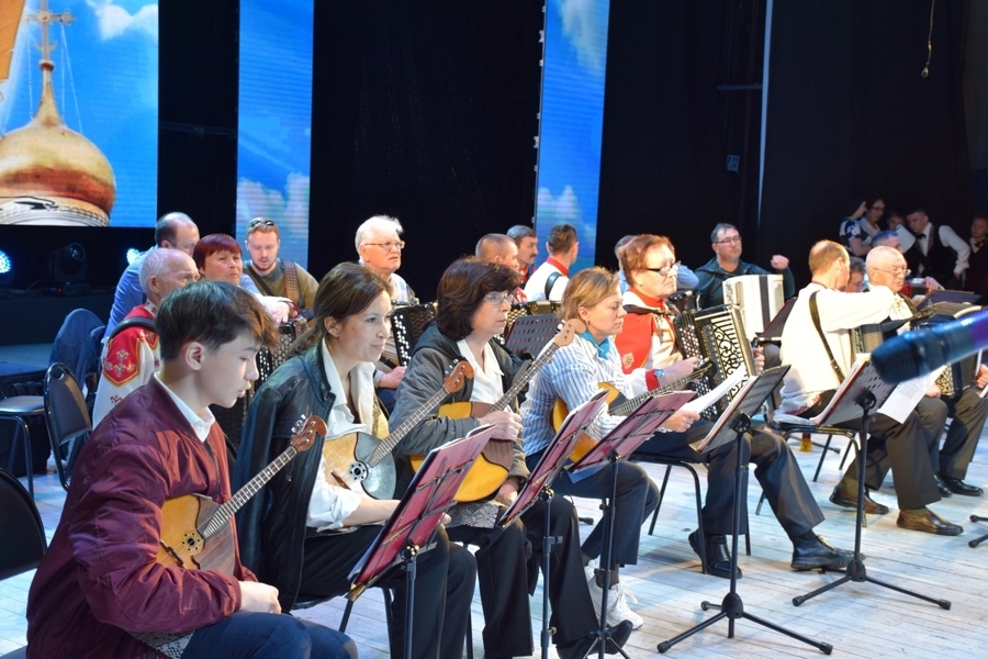 Участники народного оркестра народных инструментов КСК п.Опытный на хоровом концерте, посвященном Дню славянской письменности и культуре
