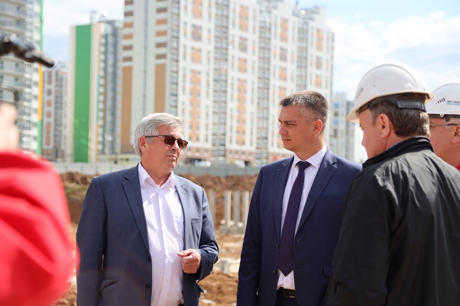 Министр образования Дмитрий Захаров посетил строящиеся школы