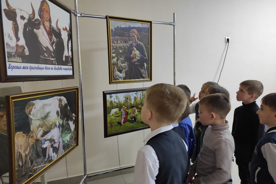 Школьники Цивильска знакомятся с выставкой «Такое разное детство»