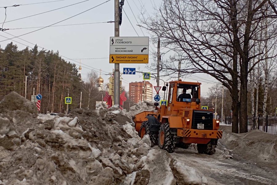 На городских улицах начаты сезонные весенние работы