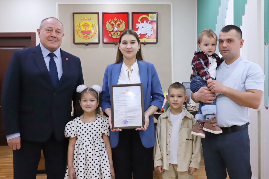 Состоялось торжественное вручение свидетельства о праве на получение социальной выплаты на приобретение жилого помещения