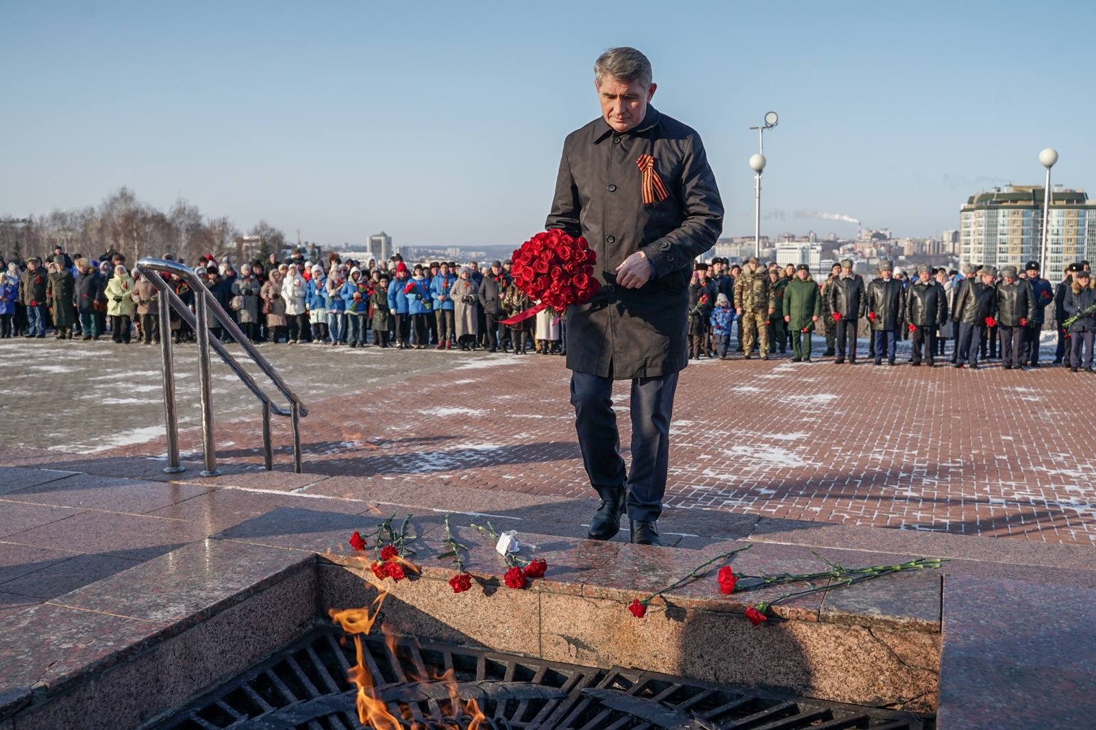 Олег Николаев Мухтав Монуменчĕ умне чечексем хунă