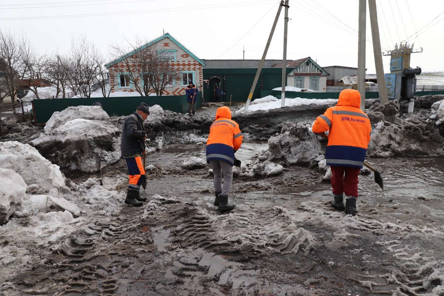 Оперативная группа при администрации Яльчикского муниципального округа выехала на место устранения последствий весеннего паводка