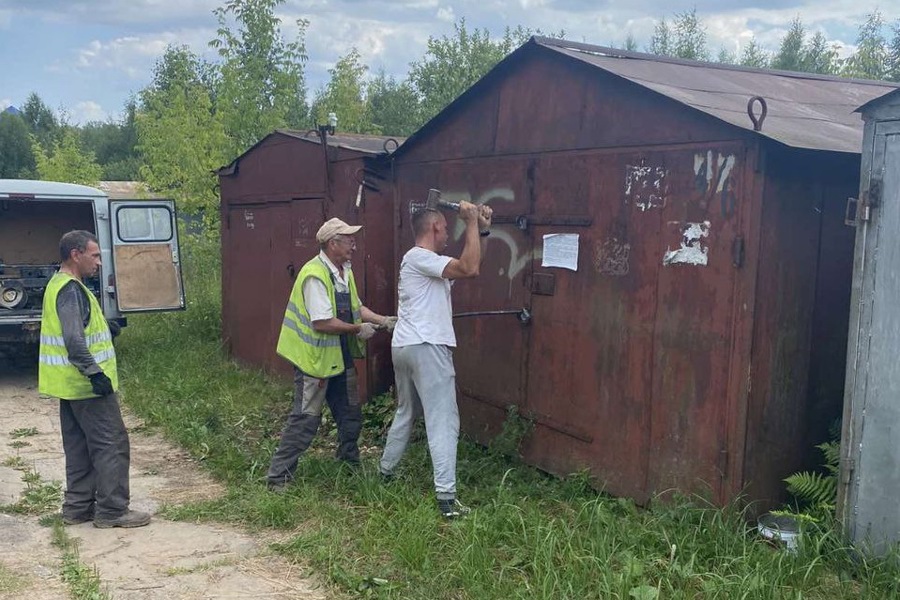 В Ленинском районе освобождают дворы от гаражей