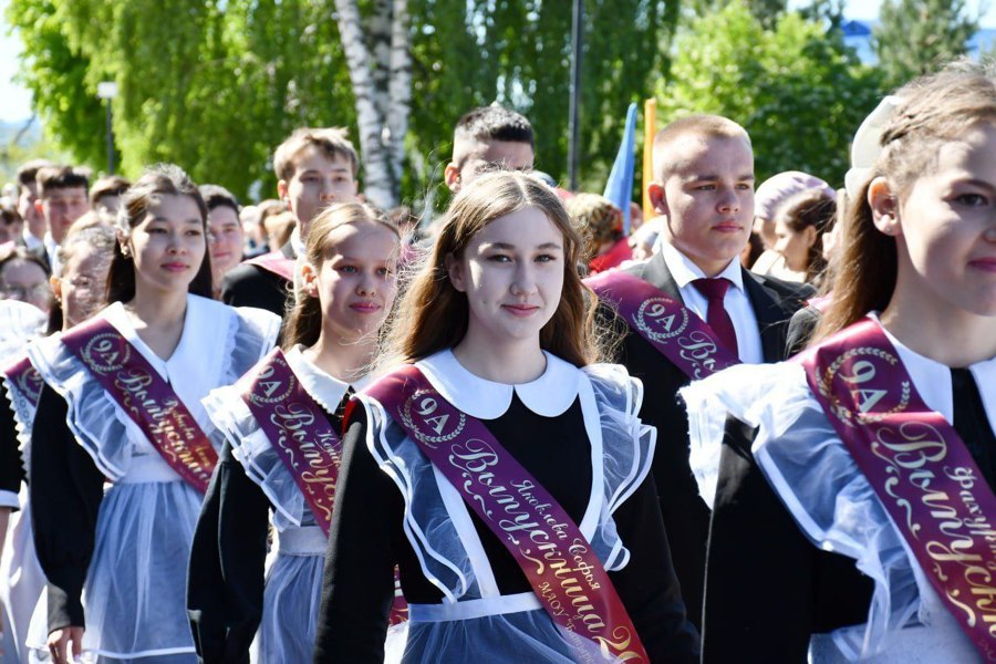 Поздравление главы Батыревского муниципального округа Рудольфа Селиванова  с праздником Последнего звонка