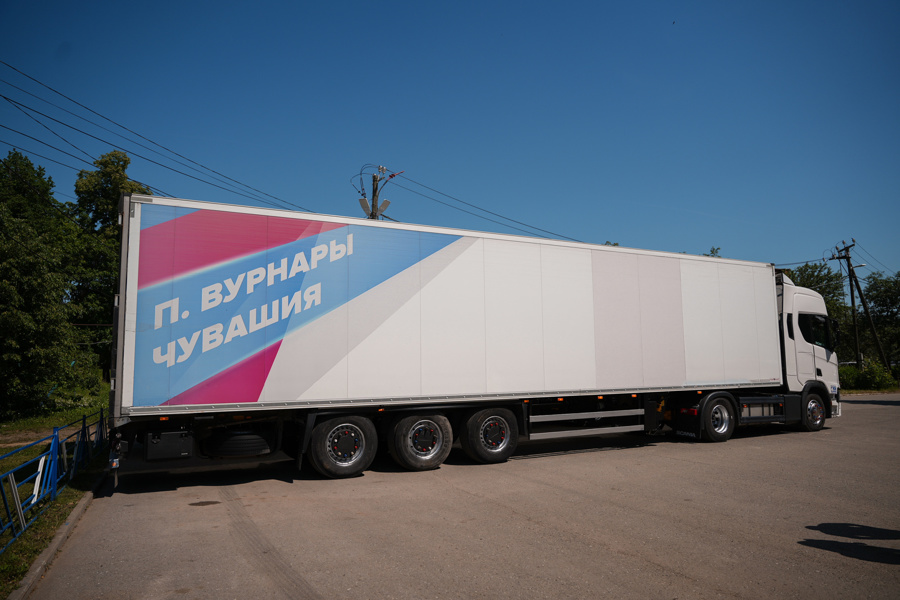 Вместе к победе: Олег Николаев дал старт отправке очередной партии гуманитарного груза от Вурнарского завода смесевых препаратов