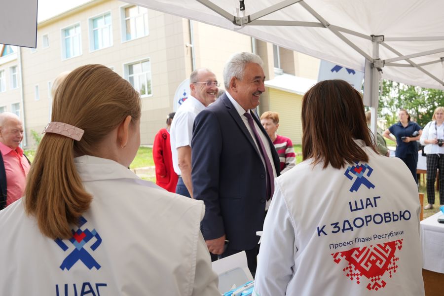 Леонид Черкесов оценил работу  мобильного комплекса «Шаг к здоровью» в селе Алтышево Алатырского округа