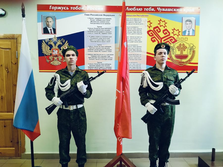 В образовательных учреждениях округа проходит патриотическая акция «Часовой у Знамени Победы»