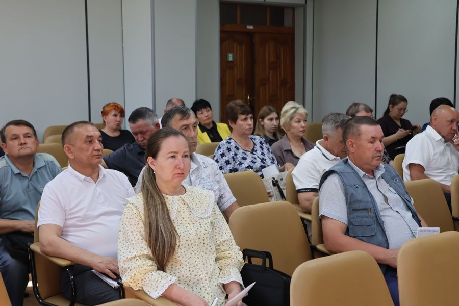 На еженедельном совещании в Цивильском округе обсудили динамику развития, подготовку к летнему сезону и вопросы благоустройства