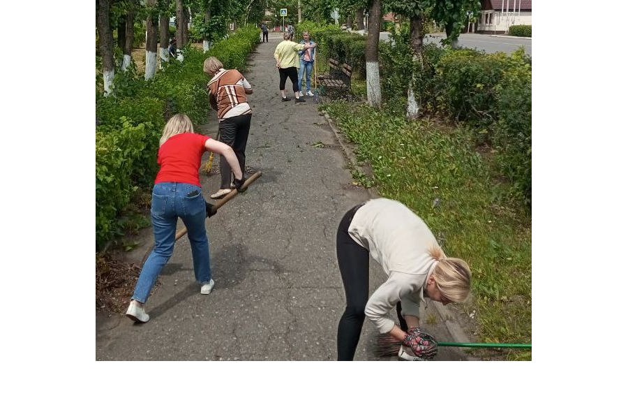 В рамках подготовки к празднованию Дня города Алатыря сотрудники администрации вышли на субботник