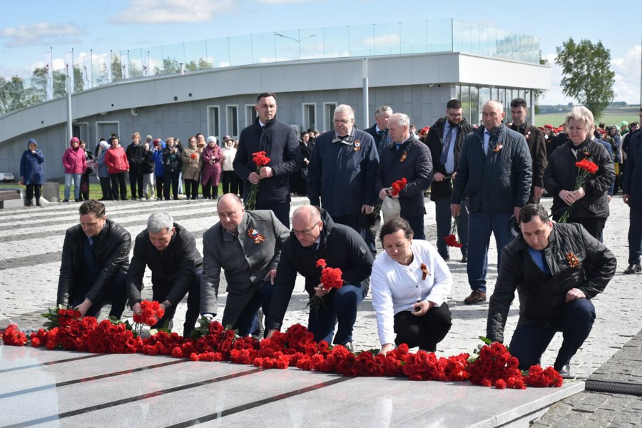 Возложение цветов к Мемориалу «Строителям безмолвных рубежей»