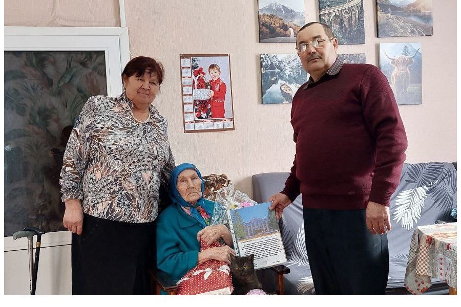 Поздравили с 90-летним юбилеем ветерана труда, труженицу тыла Павлову Евгению Корниловну