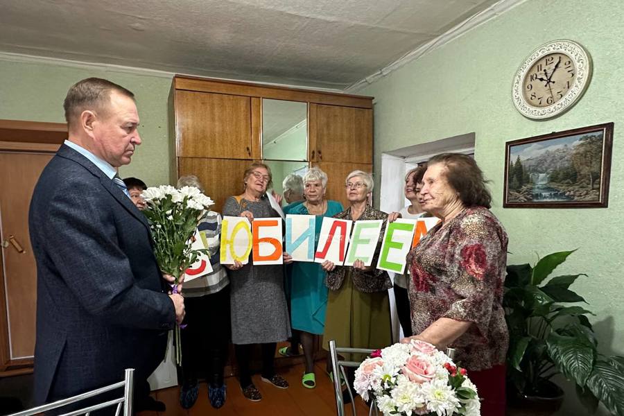 Владимир Иванович Степанов поздравил Валентину Ивановну Пронькину с юбилеем — 90-летием!