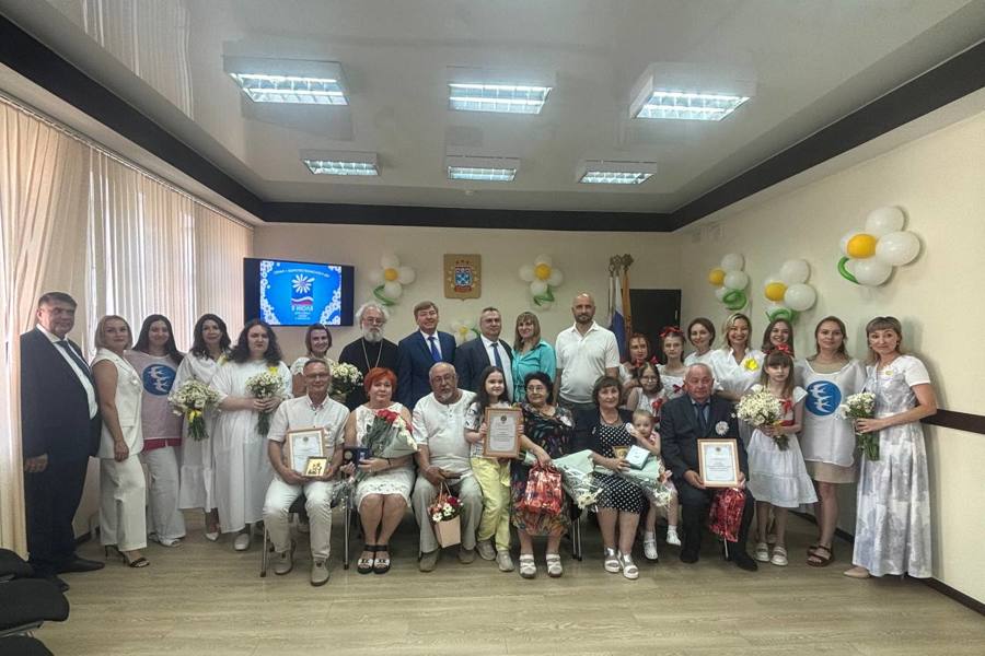 В День семьи, любви и верности медали «За любовь и верность» вручили трем семьям Ленинского района