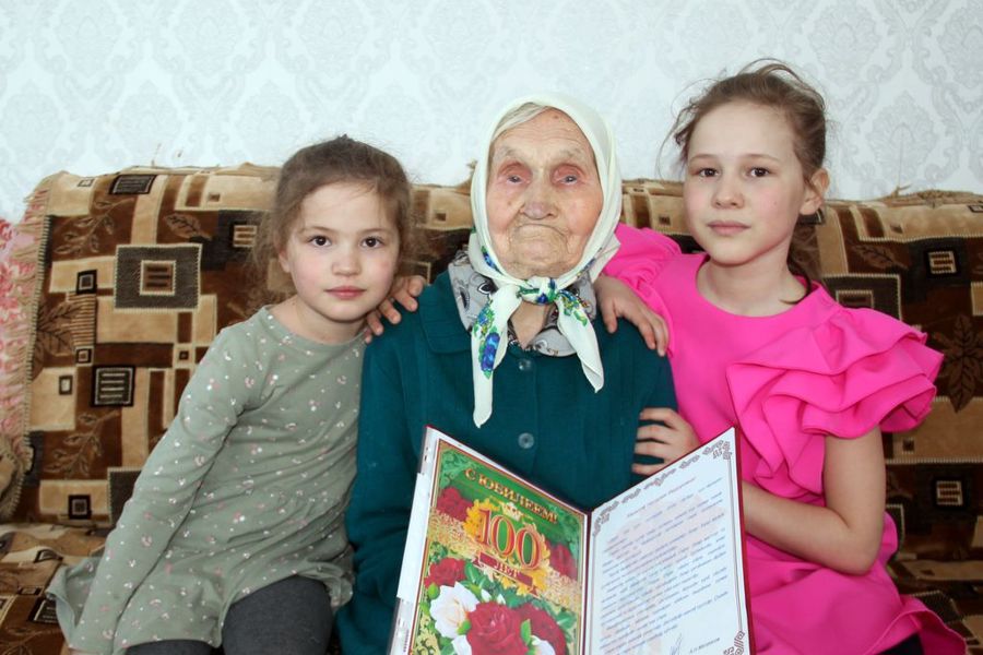 100-летняя Наталия Кузнецова приняла поздравление Президента РФ В.В. Путина и  главы муниципального округа А.Н. Матросова: «живите, как я, долго-долго, дольше меня»