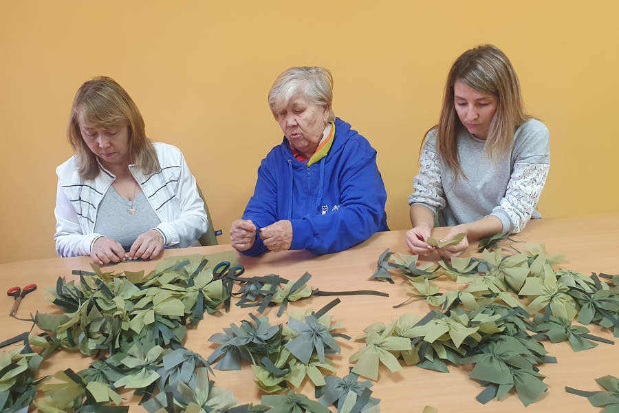«Серебряный» волонтер провел мастер-класс по плетению бабочек для маскировочных сетей
