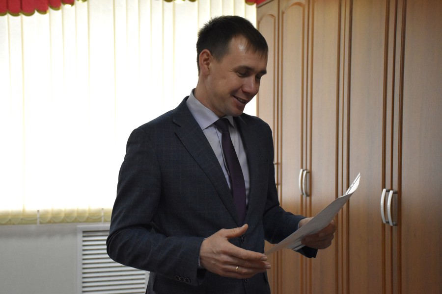 В канун Первомая Павел Семенов вручил Жилищный сертификат многодетной семье