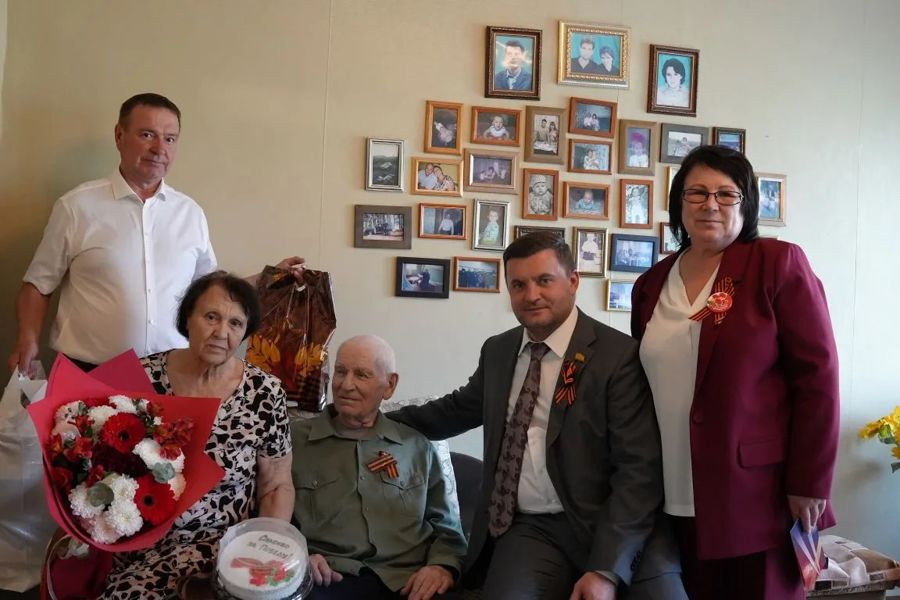 Накануне праздника 9 Мая глава Алатырского муниципального округа Нина Ивановна Шпилевая посетила несовершеннолетнего узника фашизма, жителя села Стемасы Дымникова В. А.