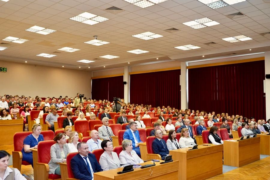 Олег Николаев: Около 1400 работодателей Чувашии закрепили в коллективных договорах дополнительные гарантии для сотрудников с детьми