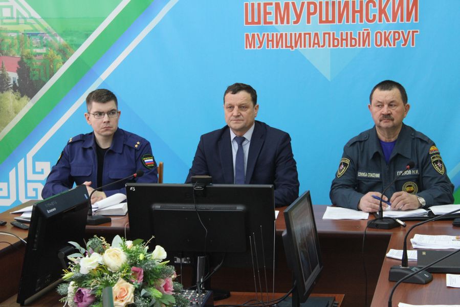 В Шемуршинском округе обсудили меры безопасности на паводковый и пожароопасный период 2026 года.