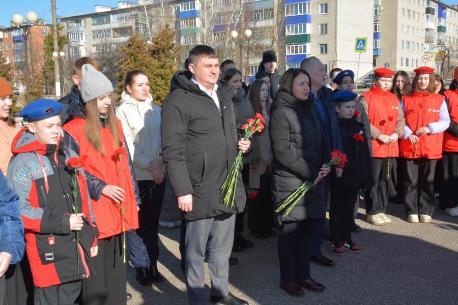 В честь 105-летия со дня рождения Героя Советского Союза Анатолия Иванова в Вурнарах прошел торжественный митинг с возложением цветов