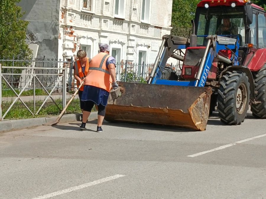 Работа по наведению чистоты и порядка на территории нашего округа продолжается