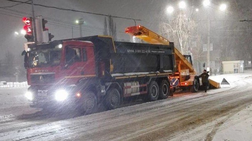 Тонны снега за ночь: работа коммунальных служб 12 декабря
