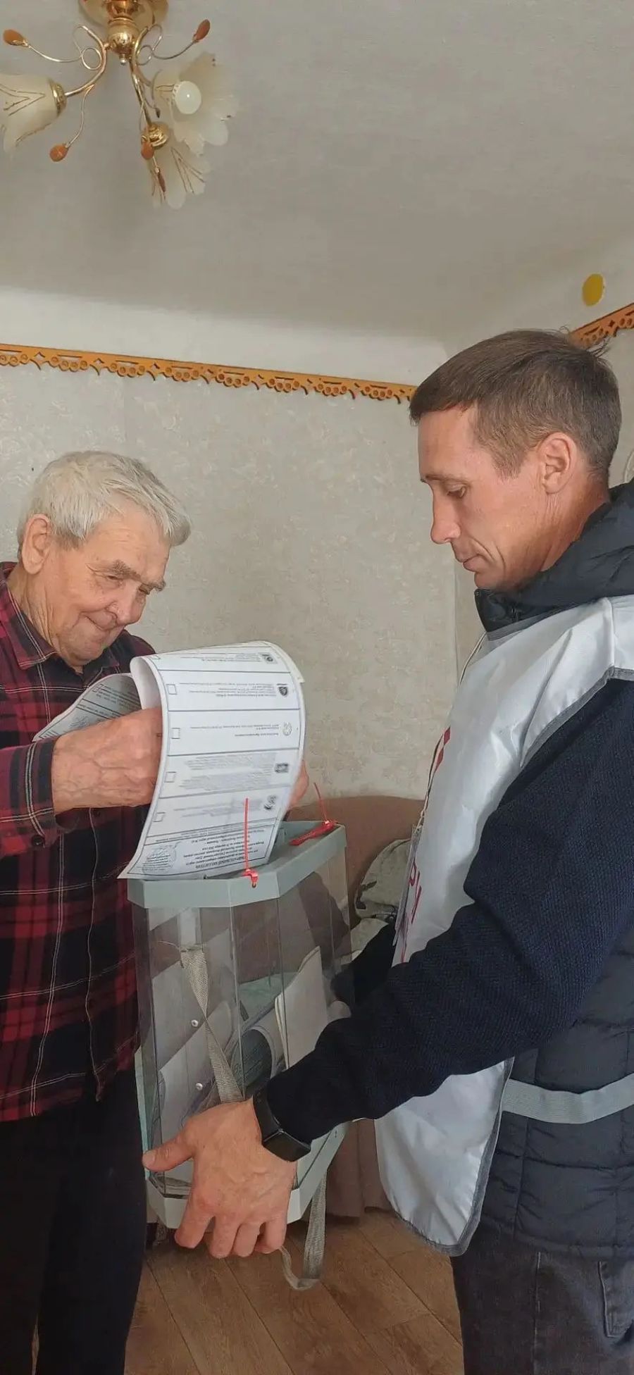 93-летний житель Моргаушского округа Валентин Сарилов, проголосовал за прекрасное будущее молодёжи