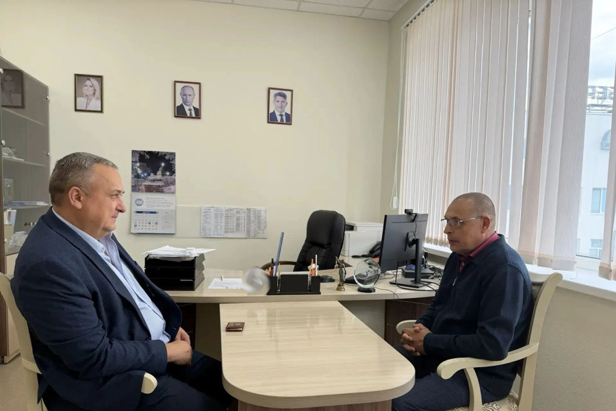 Уполномоченный по правам человека в Чувашской Республике Сергей Самостюк провел рабочую встречу со своим общественным помощником Виктором Харитоновым