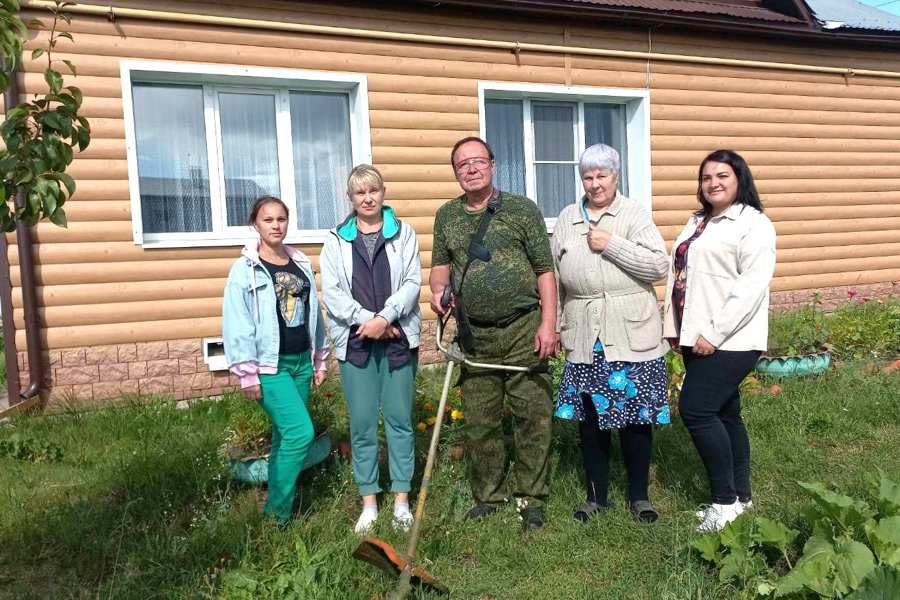 Специалисты координационного центра помогли жене участника СВО скосить траву