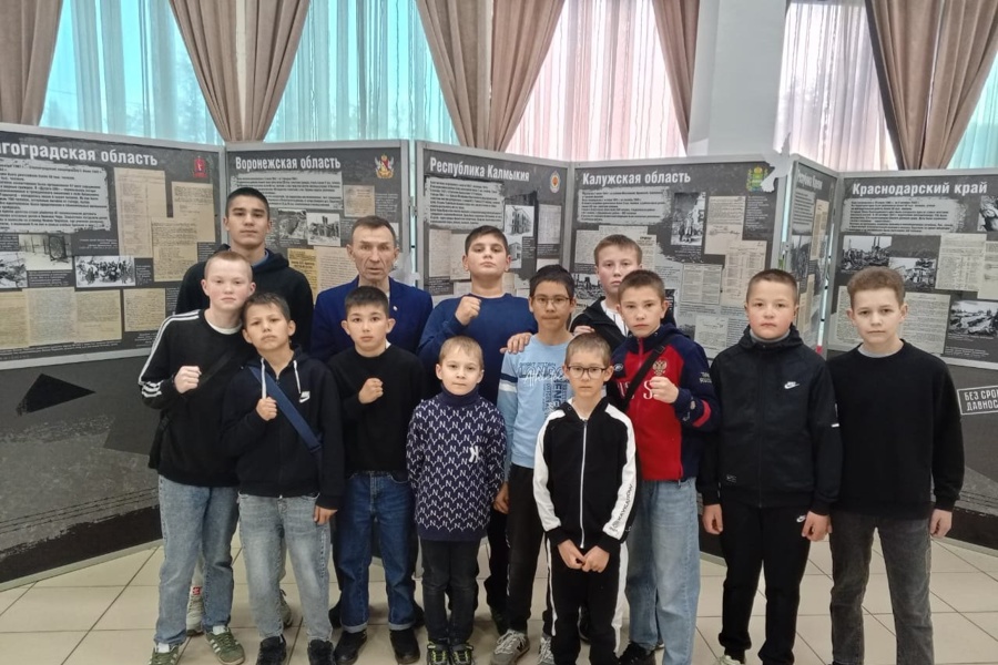 Юные боксеры посетили выставку «Без срока давности»