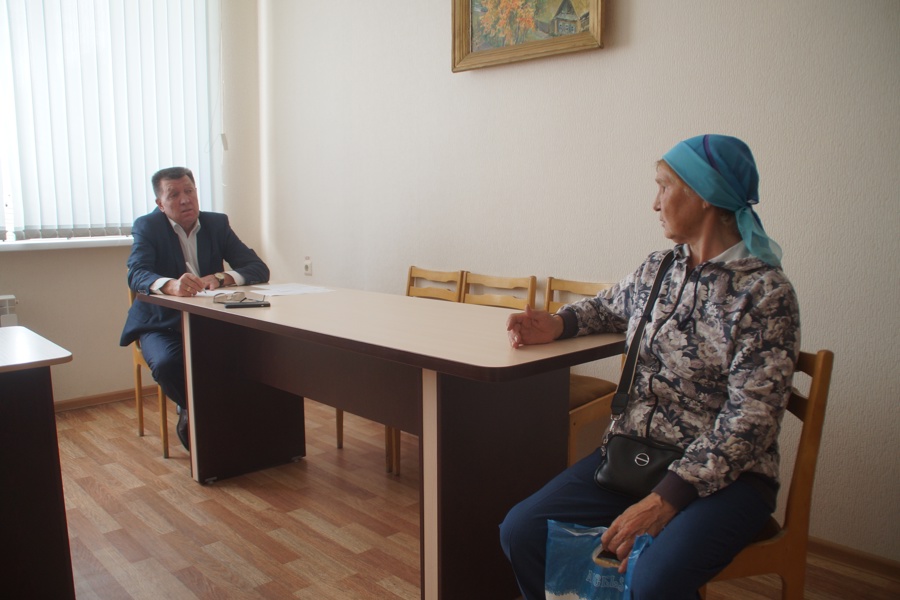 В ходе личного приёма граждан глава администрации Калининского района даёт необходимые разъяснения по личным вопросам