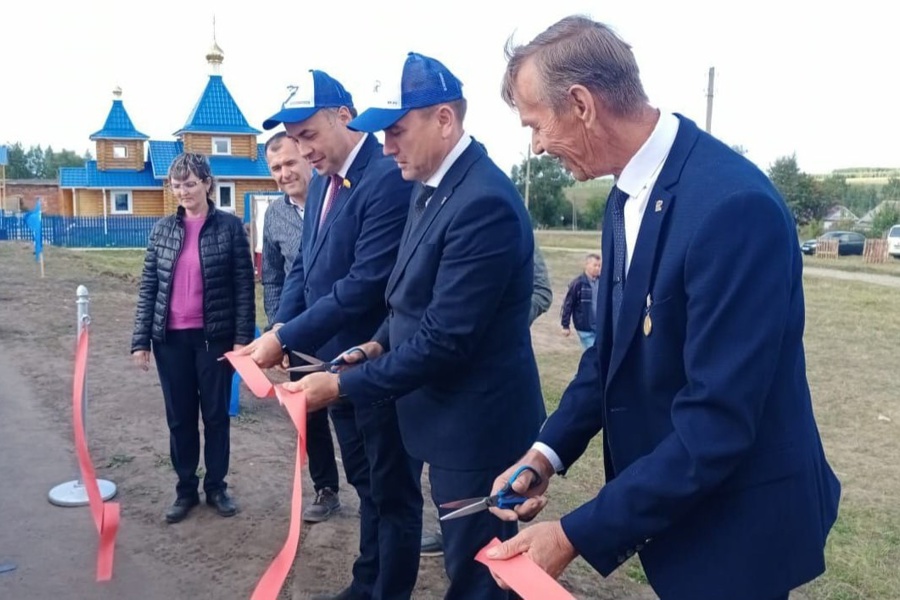 В селе Октябрьское Мариинско-Посадского муниципального округа состоялось открытие хоккейной площадки.