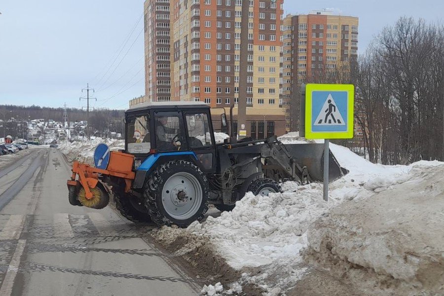 На городских дорогах комплексно проводится расчистка углов видимости