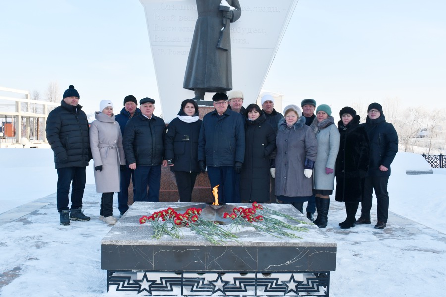 В Батыревском муниципальном округе возложили цветы к Монументу Славы