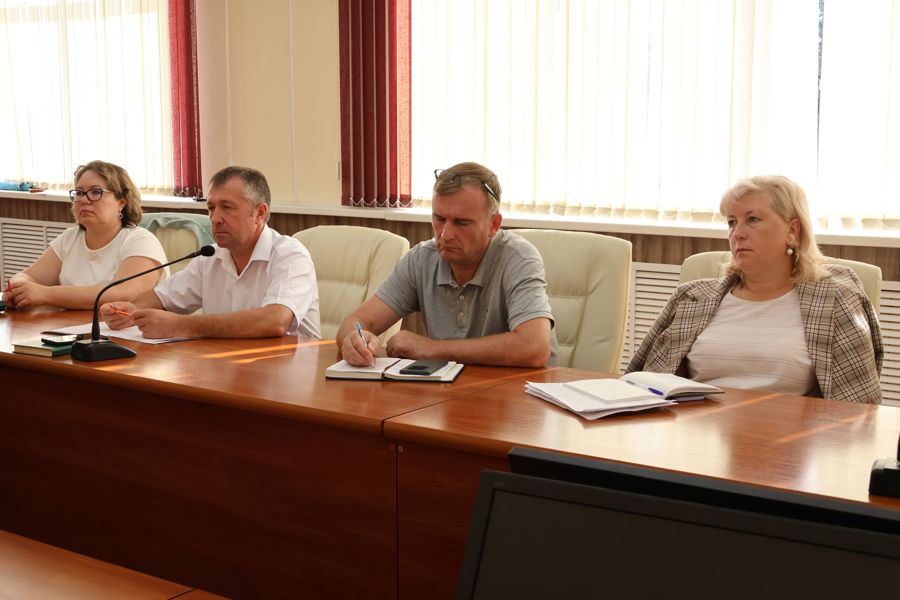 Еженедельная планерка: в Комсомольском округе обсудили текущие задачи и подготовку к осени