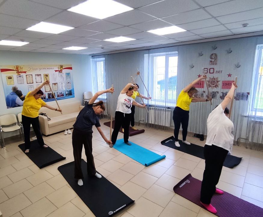 Движение — жизнь: в Ядринском центре пожилые люди укрепляют здоровье через гимнастику и танцы