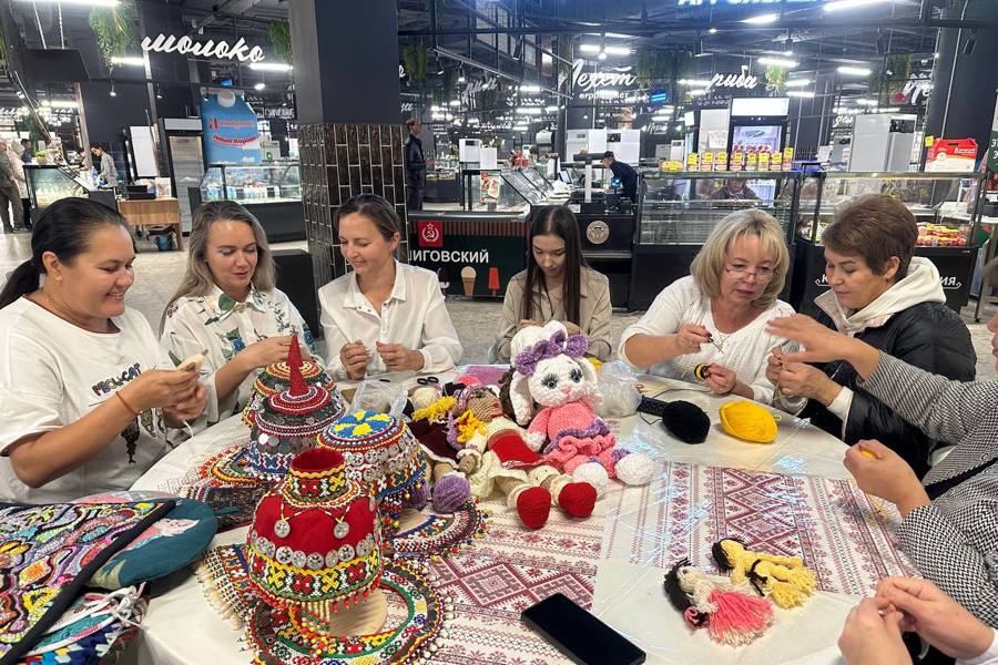 День Минтруда в Чебоксарах: в агромаркете «Пехет» узнали секреты создания уникальных изделий из ниток и лоскутков