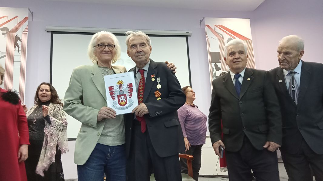 В Чувашии отметили 90-летие Михаила Юхмы: писателю вручили личный герб