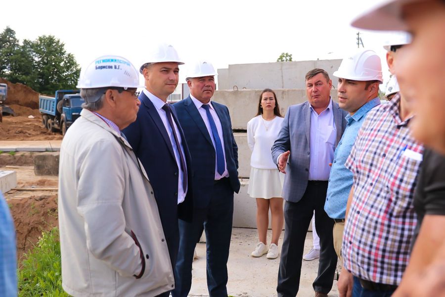 Министр образования Дмитрий Захаров  проинспектировал ход строительства в п. Кугеси на 825 ученических мест